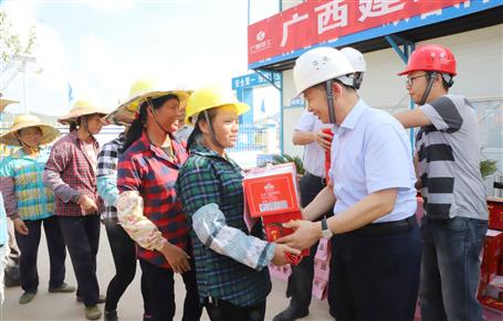 集團(tuán)公司黨委委員、副總經(jīng)理侯立林到公司施工一線送清涼