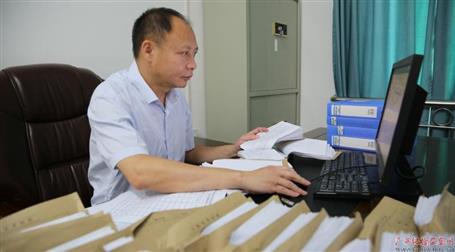 初心不改　本色不褪——記廣西勤廉榜樣、河池市紀委副書記、監(jiān)委副主任黃振林